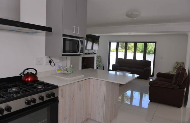 Pelican Cove is a Modern 4-bedroom Holiday Home in Langebaan With Some Sea Views - Foto 6