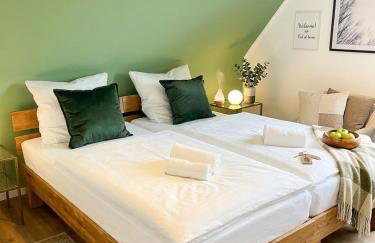 Großes Apartmenthaus,Ferienwohnung Mut mit 90 qm2, großer Aufenthaltsbereich für Firmen, Gruppen, Familien, Nahe Ulm, 3 Schlafzimmer, WLAN,Hotel-TV,Einzelbetten,Garten,ruhige Lage,Bettwäsche,Handtücher inklusive,Self Check-in,Nahe BWK,Uni,Legoland - Foto 1