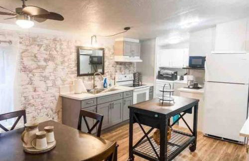 Renovated Bungalow Getaway - Foto 24