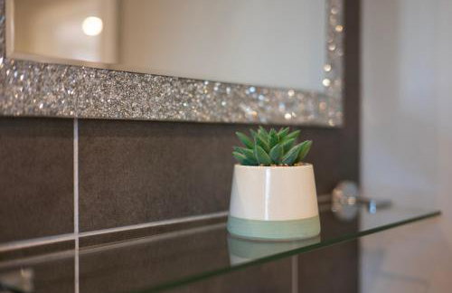 Modern 2 Bedroom Flat, Central Chatham, Self Check-in - Foto 3