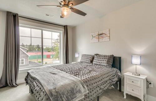 Columbia River Views Spacious Hammond Getaway! - Photo 24