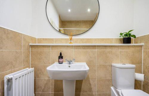 Bright, modern 2 bedroom house with free parking! - Foto 28