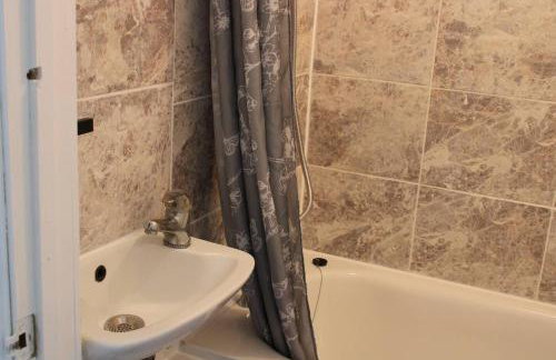 Apartment - Sleeps 4 - Garden - Parking - Photo 12