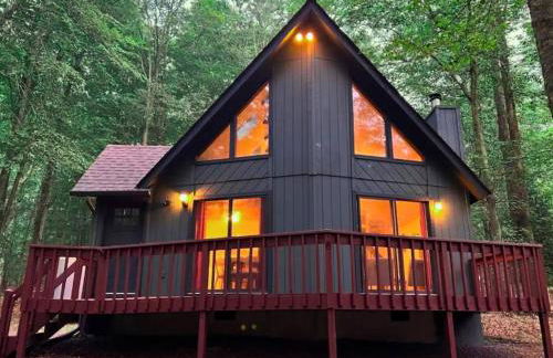 Hot Tub & Fire Pit: Cozy Pines Chalet in Poconos - Foto 1