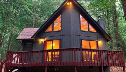 Hot Tub & Fire Pit: Cozy Pines Chalet in Poconos - Foto 1