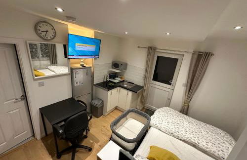 1st Studio Flat With full Private Toilet And Shower With its Own Kitchenette in Keedonwood Road Bromley A Fully Equipped Independent Studio Flat - Photo 23