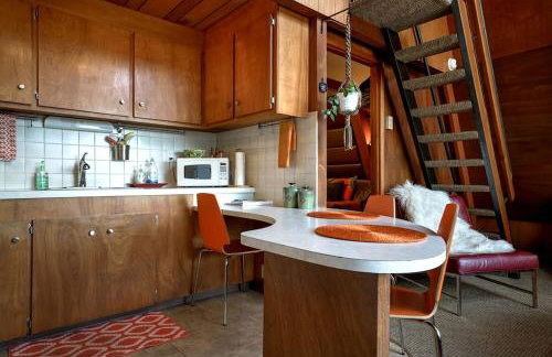 Charming A Frame Nestled Amidst Trees in Otter Rock, Oregon - Foto 10