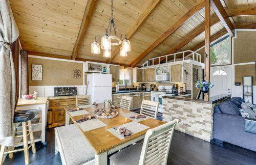 2 Mi to Lake Arrowhead! Mtn-View Hideaway with Deck - Foto 8