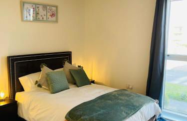 Deluxe 2-Bedroom Home Away - Photo 2