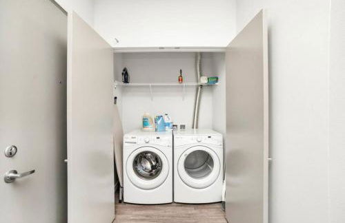 Waterfront Views Prime Downtown Apartment - Foto 19