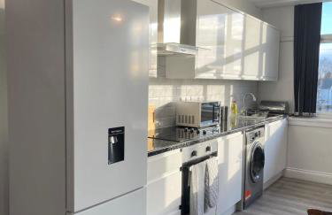 The Felix Apartments - 3 Bedrooms - FREE Parking - Close to train station - Photo 21