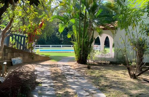 Casarão Miguel Pereira - Refúgio na Natureza com Lareira Externa, Piscina, Fondue e Amplo Jardim - 12 Min do Parque Terra dos Dinos - Foto 10