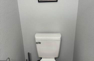 Modern 2024 Townhome with Indoor Hoops Huge TVs and Gray Chic Design - Foto 23