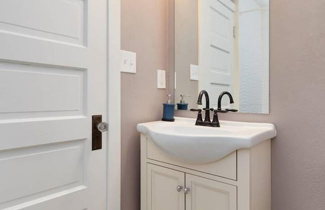 2BR Olympic Center Downtown - Photo 19