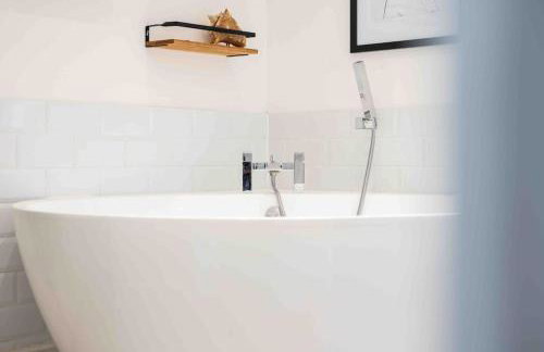 The Lymington Hub Slps 13 hot tub/chef/spa - Photo 39