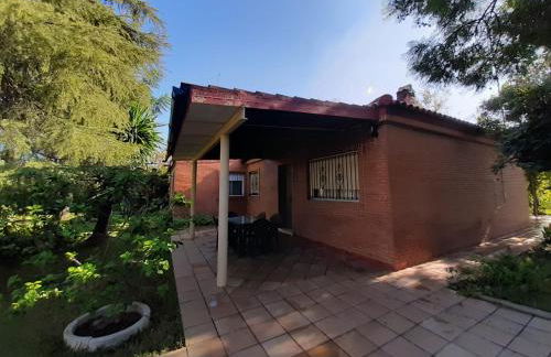 Precioso chalet próximo a Sevilla con jardín y piscina privada 8 personas Wifi gratis 2 salones 4 dormitorios 2 baños - Foto 2
