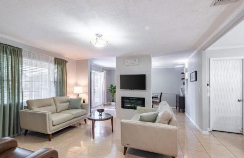 Family Retreat with Pool Fenced Yard AC - Foto 13