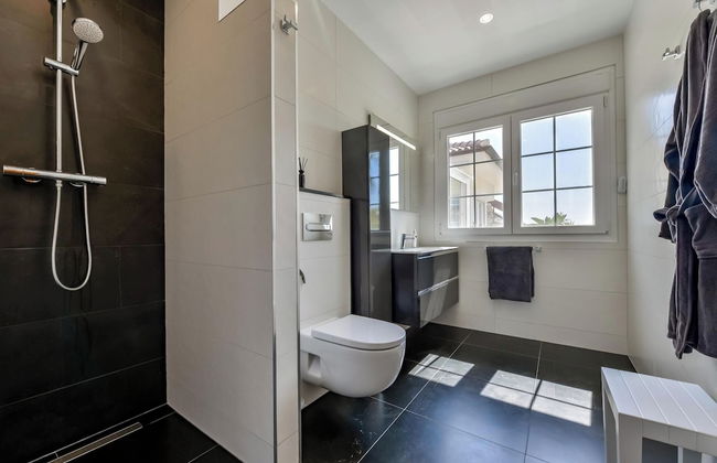 4bed Villa Sleeps 8- Pool, Garden, Bbq, Near Beach - Foto 17