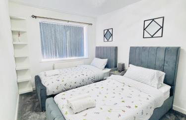 Luxury 5BR Stay With City Access - Photo 49