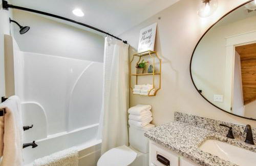 Luxurious Clarkesville Cabin with Decks and Fire Pit - Foto 23