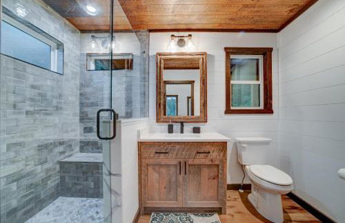 Cozy Treehouse w Hot Tub, Fire Pit, Pet Friendly, Lake Access - Photo 19