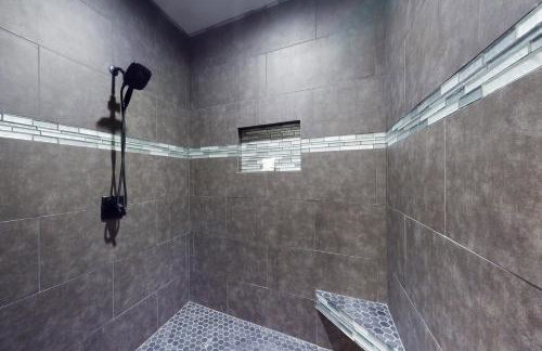 Secluded home with firepit, gas grill, central AC, game room, W/D - Foto 17