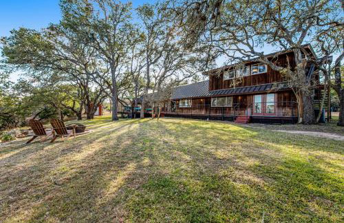 Hill country gem with private pool, deck, firepit, Ping-Pong, foosball, & WiFi - Photo 55