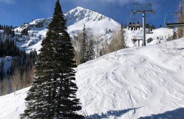 Relaxed Hillside Retreat with Hot Tub and Skyline Views - Foto 40