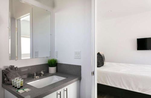Upscale 4BR Townhouse Sleeps 8 with Fast WiFi - Foto 22
