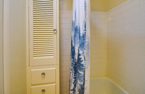 Quaint Cody Cottage with Grill Walk to Downtown! - Foto 18