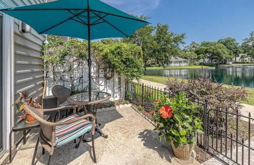 Relaxing Lakeview Stay Near Beach w Pool - Foto 14