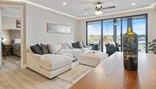 Lakefront Topsider Condo w/ Boat Slip, 2 Pools & Large Deck - Foto 3