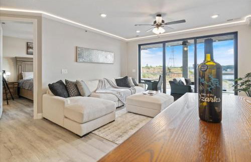 Lakefront Topsider Condo w/ Boat Slip, 2 Pools & Large Deck - Foto 3