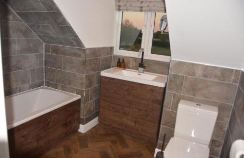 The Bunkhouse - 2 bedroom home with parking - Foto 12