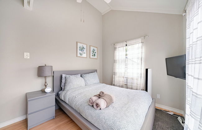 Wonderful Getaway Houston 2BR w/Balcony Views - Photo 6