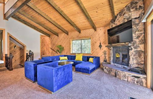 Luxe Escape with Decks, Mtn Views, Game Room! - Foto 2