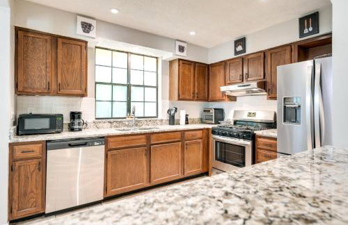Fairburn Home w/ 2 Decks, Grill & Outdoor Dining! - Foto 8