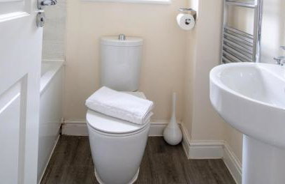 Impressive 4 Bed House Sleeps 8 - Private Parking Fast Wi-Fi Netflix & Foosball, Business Insurance and Leisure Travellers Welcome - Foto 9