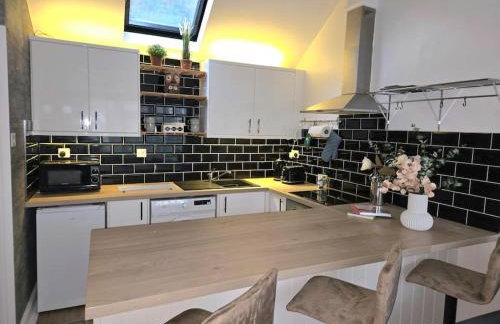 The Mews, Whetstone - Photo 2