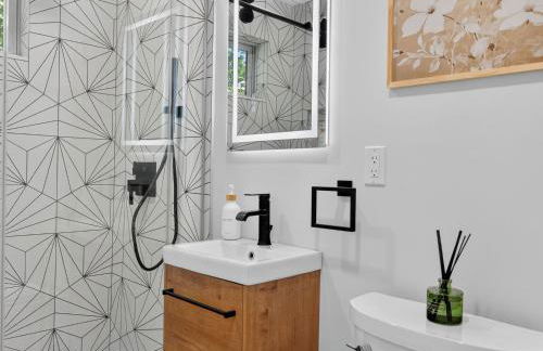 LUX Retreat Home with Yard - Foto 19