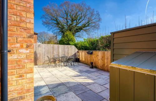 Modern Manchester House with Airport Links - Pass the Keys - Photo 28