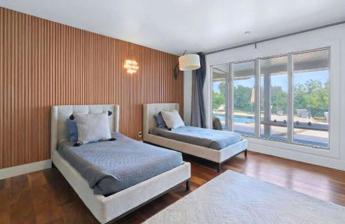 Luxurious Modern Retreat with Private Pool & Patio - Photo 32