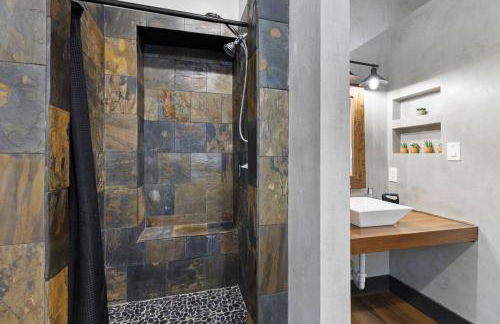 LUX Treehouse on Private Lake next to Lake Conroe with Game room, Paddleboards, Lake Views, and more! - Foto 13