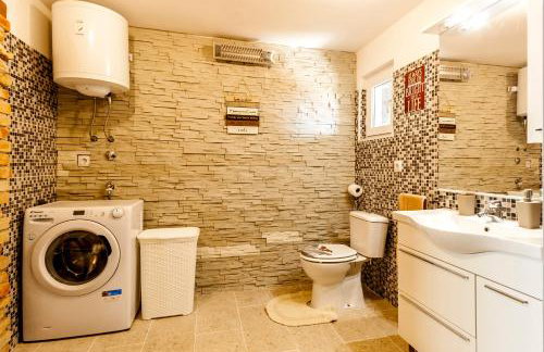 Industrial style studio house Eni, with Parking, BBQ, AC in Marčana, Ferienwohnung - Foto 14