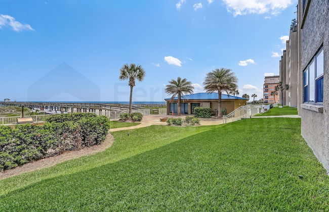 Spacious Oceanfront Condo, Easy Access to Private Fishing Pier by RedAwning - Foto 35