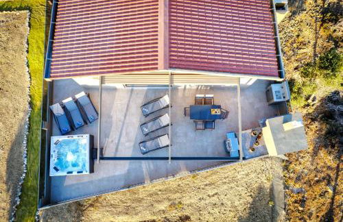 Secluded Luxury Villa w Jacuzzi & Stunning Views - Photo 3