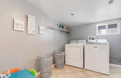 Spacious 4BR w/ Pool, Spa, Mini Golf & Game Lounge - Foto 24