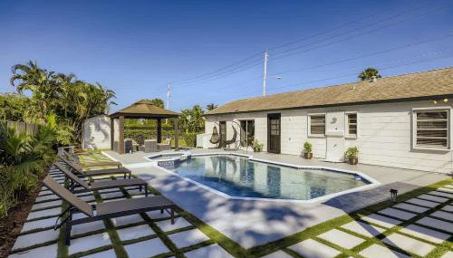Ridgeway Villa - Revel in Sunlit Living with Backyard Gazebo & Pool - Foto 3