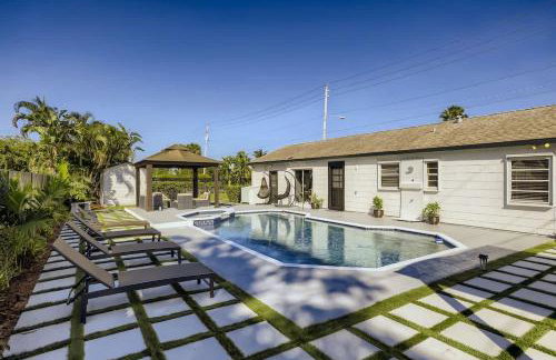 Ridgeway Villa - Revel in Sunlit Living with Backyard Gazebo & Pool - Foto 3