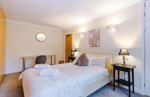 4 Bed House - Sleeps 8 - Free Parking - Manchester - Foto 22